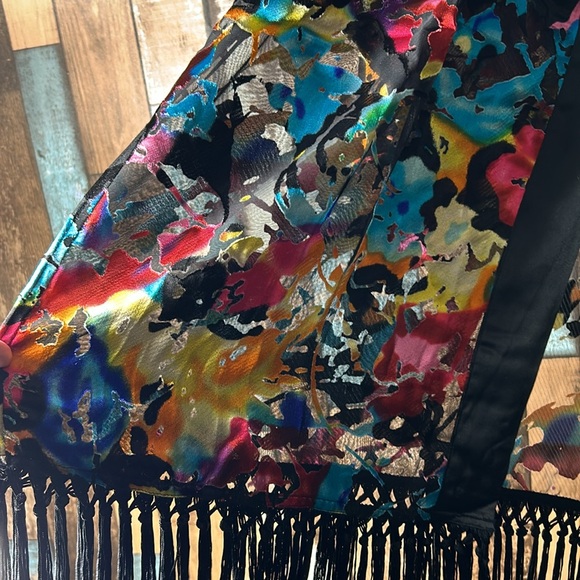 Draper’s & Damons Large colorful floral fringe bottom top - Picture 12 of 16